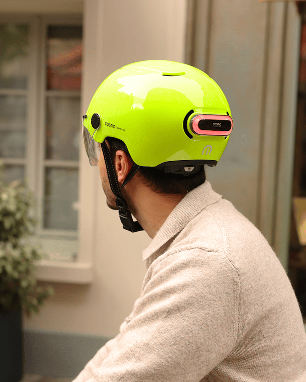 Cosmo Fusion+ Taille M, Jaune Fluo - Casque avec éclairage Vélo Arrière Intelligent et Connecté - Feu Stop Automatique, Détection de Chute, Partage de trajet, Assurance Individuelle ALLIANZ offerte durant 1 an - Neuf