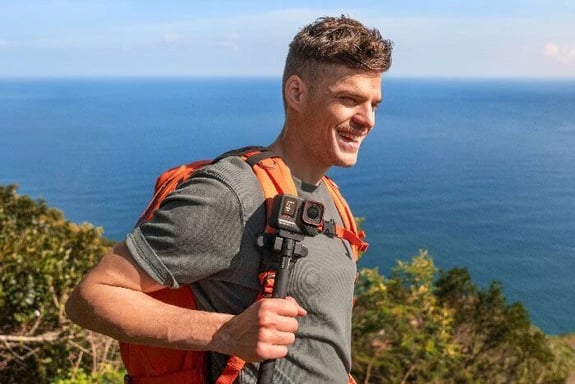 Action Cam Insta360 Ace Pro 2 8K con obiettivo Leica, schermo touch ribaltabile e impermeabilità fino a 12m