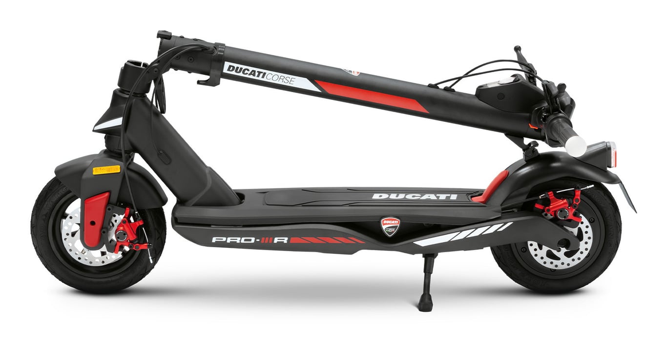 Trottinette DUCATI PRO3R avec clignotants Cadre Mag Moteur 28Nm Pneu 10'' Tubeless Frein Avt et Arr à disque 18kg Batt 48V 10 4Ah 499Wh Bluetooth IPX5 Neuf - vue 2