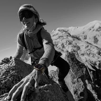 Watch Ultra 2 (GPS + 4G) Boîtier en Titane Naturel de 49mm avec Bracelet Ocean, Orange