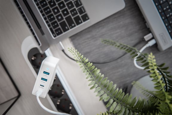 Adaptador USB universal de 4 puertos, USB-C™ / USB A, 100 W, GaN
