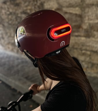 Cosmo Fusion+ Taille M, Ruby - Casque avec éclairage Vélo Arrière Intelligent et Connecté - Feu Stop Automatique, Détection de Chute, Partage de trajet, Assurance Individuelle ALLIANZ offerte durant 1 an