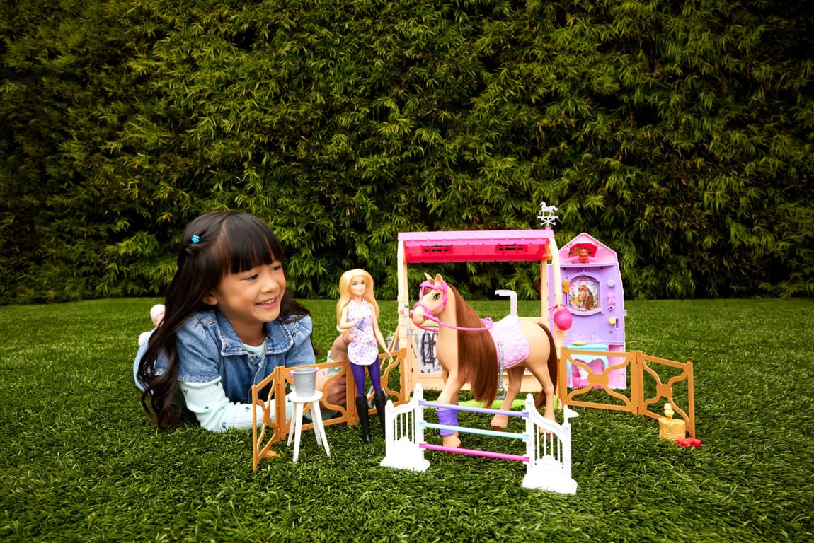 Barbie Les MYSTÈRES DE À la Poursuite du Cheval Perdu Coffret Écurie Ultime avec poupée Cheval et Accessoires Plus de 25 éléments avec 6 Zones de Jeu À la Poursuite du Cheval Perdu JDN43 - vue 2