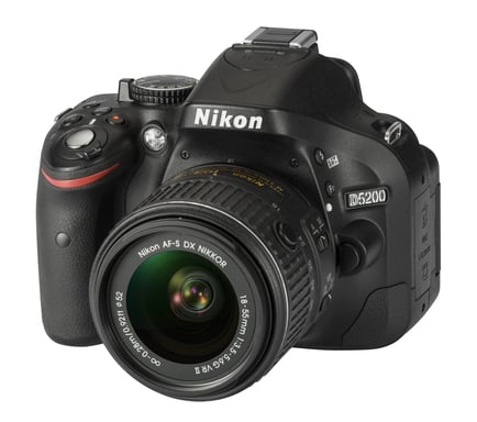 Nikon D5200 + Kit fotocamera reflex AF-S DX NIKKOR 18-55 mm 24,1 MP CMOS 6000 x 4000 pixel Nero