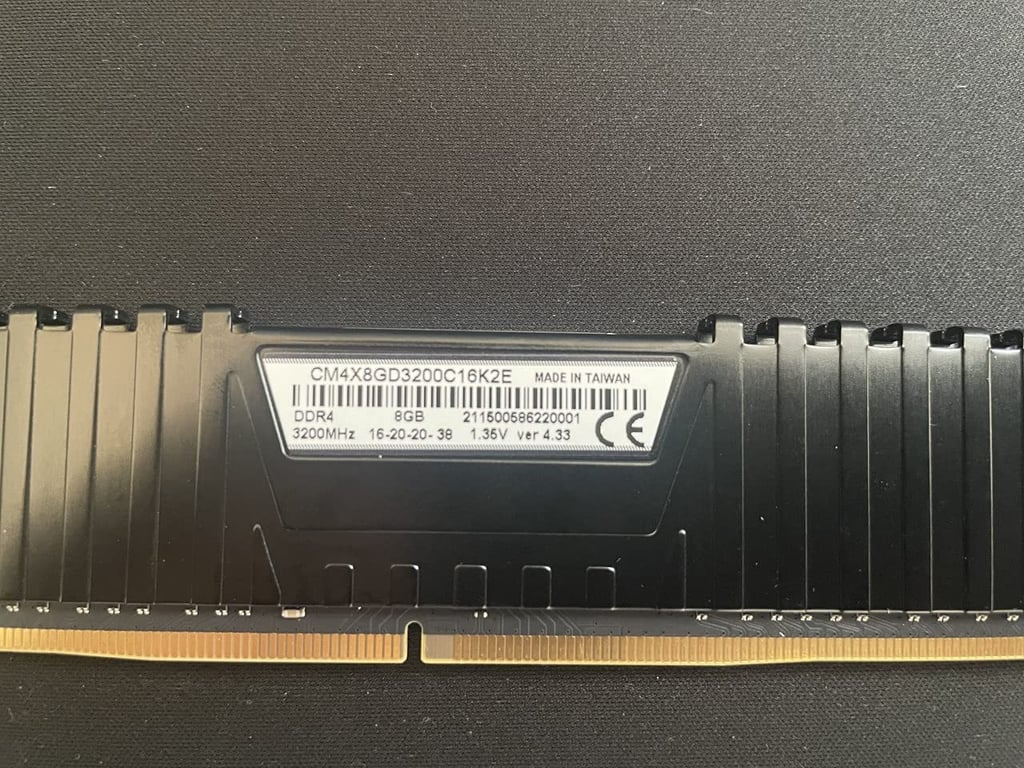 CORSAIR Barrette mémoire 8Go DIMM DDR4 Vengeance LPX PC4 19200 2400 Mhz Neuf - vue 2