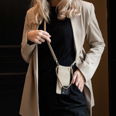 Selencia Coque de télephone Nova avec cordon et porte-cartes pour Apple iPhone 13 Pro - Beige