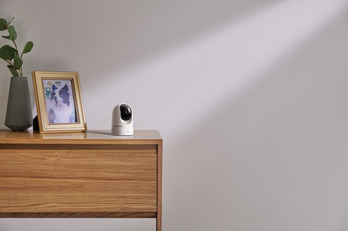 Eufy Security Indoor CAM 2K Pan & Tilt, Camara vigilancia WiFi Interior, Reconocimiento de Personas, con Asistente de Voz, Sensor de Movimiento, nessun canone mensile, No se Requiere HomeBase