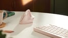 Logitech Lift Ergonomic Vertical Wireless Mouse, Bluetooth o Logi Bolt USB Receiver, Silent - Rosa