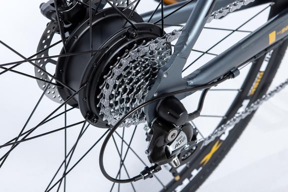E-ROAD, Shimano Altus 8v, Frenos de disco Hidráulicos, Batería Ion Litio integrada y extraible de 36V 10Ah