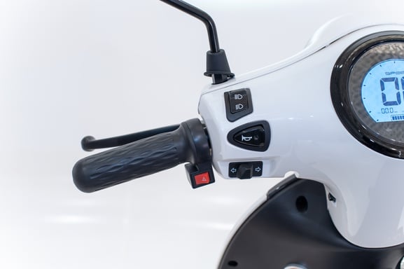 Simply - Scooter électrique 50cc - moteur 2100 W - 2 batteries 60V 30Ah, blanc