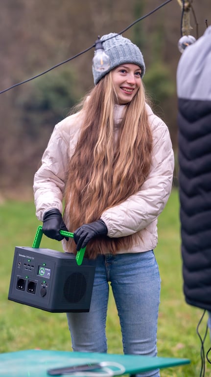 Schneider OffGrid 330 Centrale électrique portable LCD lithium ion 2 prises schuko CEE 73 onde sinusoïdale 3 USB A 1 USB C chargeur sans fil CA 230 V 330 Watt Lithium Ion 332... - vue 3