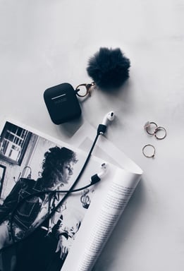 Fashionista Pompon & Shell per Apple AirPods con cinturino magnetico automatico, nero notte
