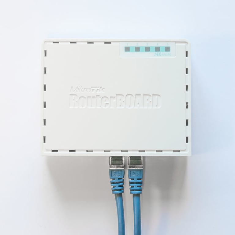 Mikrotik RB750GR3 Routeur connecté Gigabit Ethernet Neuf - vue 3