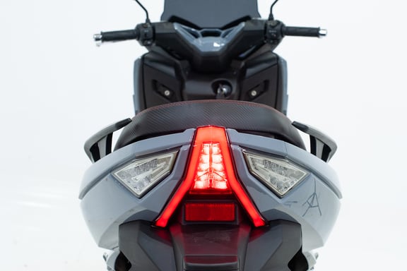 Leo90 - Scooter électrique 125cc - moteur 5100 W - 2 batteries 72V 50Ah, gris acier