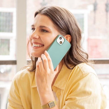 Accezz Coque Liquid Silicone avec MagSafe pour Apple iPhone 16 Pro - Vert foncé