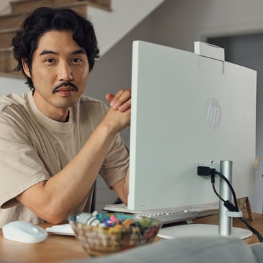 HP 24-cr0012ns Intel® Core? i3 i3-1315U 60,5 cm (23,8'') 1920 x 1080 pixel PC All-in-One 8 GB DDR4-SDRAM 512 GB SSD DOS free Wi-Fi 6 (802.11ax) Bianco