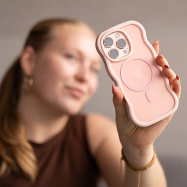 Selencia Coque arrière Wavy avec MagSafe pour Apple iPhone 15 - Soft Pink