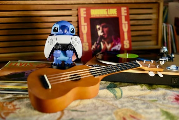 Figura da collezione di Exquisite Gaming Stitch Cable Guy, supporto per telefono e controller