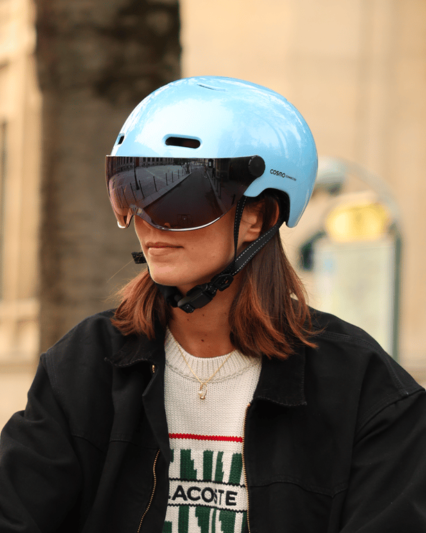 Cosmo Fusion+ Taille M, Bleu Ciel- Casque avec éclairage Vélo Arrière Intelligent et Connecté - Assurance Individuelle ALLIANZ offerte durant 1 an - Neuf