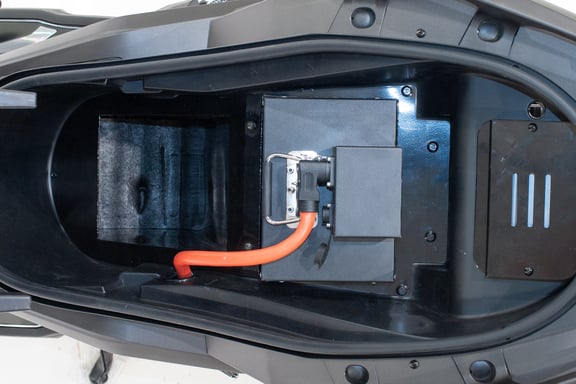 Leo90 - Scooter électrique 125cc - moteur 5100 W - 2 batteries 72V 50Ah, gris acier