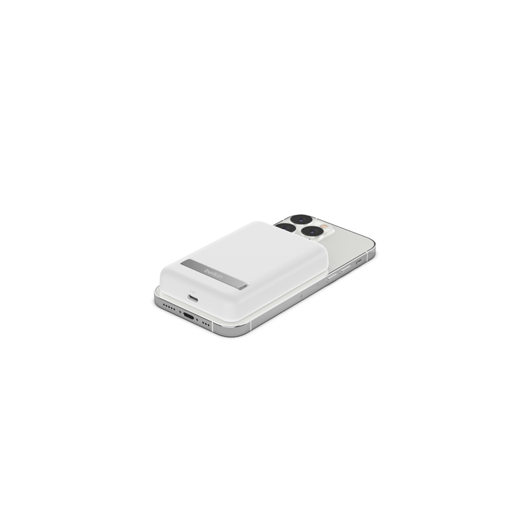 Belkin Batterie externe sans fil magnétique 5000mAh, Chargeur portable compatible MagSafe et charge Pass-Through, sortie 7,5W, entrée 10W et béquille, Compatible avec les iPhone 15, 14, 13, 12, Blanc - Neuf
