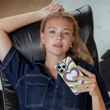 Selencia Coque arrière Vivid avec MagSafe pour Apple iPhone 15 Pro - Double Hearts Plum Fern