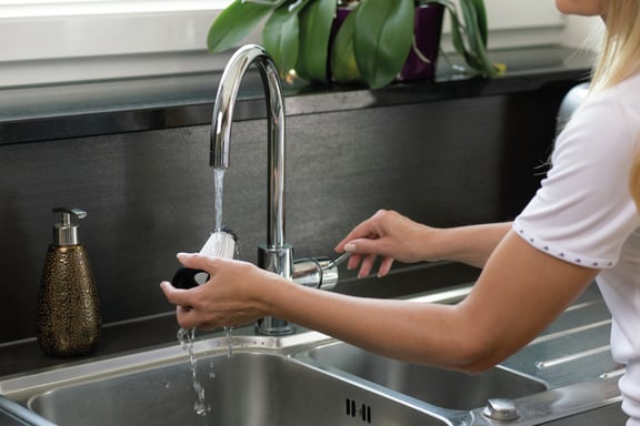 Hisense HVC6264BK Aspiradora escoba 2 en 1 Batería Secar EPA Sin bolsa 0,45 L 150 W Negro 2000 Ah