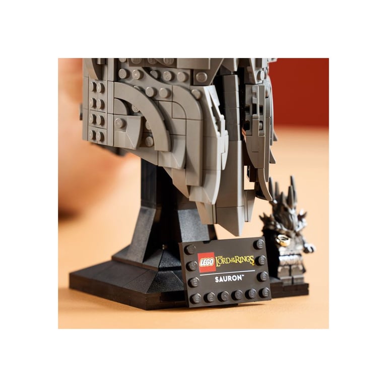 Modèle d'exposition Casque de Sauron LEGO Icons 11373 réplique détaillée 538 pièces socle noir gris foncé - Neuf