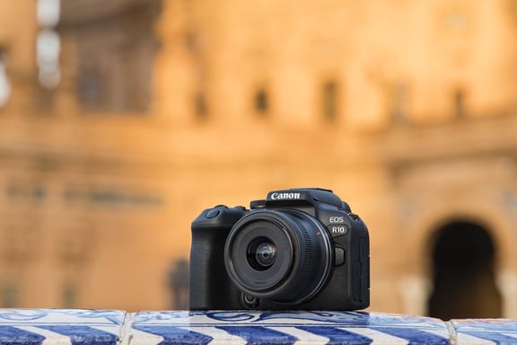 Canon EOS R10 + RF-S 18-45mm F4.5-6.3 IS STM MILC 24,2 MP CMOS 6000 x 4000 Pixeles Negro