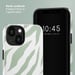 Selencia Coque arrière Vivid pour iPhone 13 - Colorful Zebra Sage Green