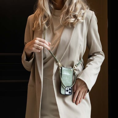 Selencia Coque de télephone Nova Croco avec cordon et porte-cartes pour Samsung Galaxy A36 / A56 - Sage Green