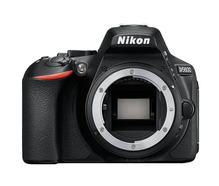 Nikon D5600 + AF-S DX 18-105mm G ED VR + 8GB SD Juego de cámara SLR 24,2 MP CMOS 6000 x 4000 Pixeles Negro