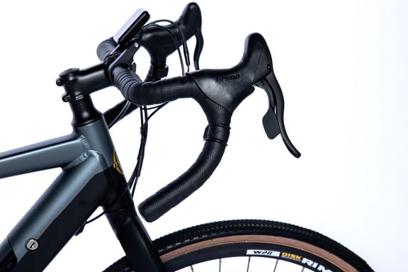 E-GRAVEL 28 PRO, Shimano Altus 8v, Frenos de disco TEKTRO, Batería Ion Litio integrada y extraible de 36V 10Ah