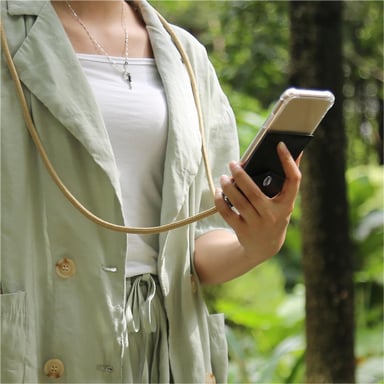 Tour de cou chaîne pour Apple iPhone X / XS en MARRON BRILLANT Housse de protection Étui en silicone avec anneaux argentés, cordon de serrage et étui amovible