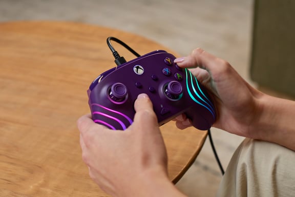 Controlador Turtle Beach Afterglow Wave Violeta Controlador de juego RGB con cable - Licencia para Xbox Series XS, Xbox One y Windows - Botones programables, gatillos con efecto Hall, controles de audio