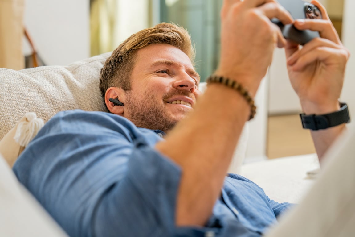 POLY Écouteurs Voyager Free 60 UC +adaptateur USB C BT700 + étui de charge de base Neuf - vue 2