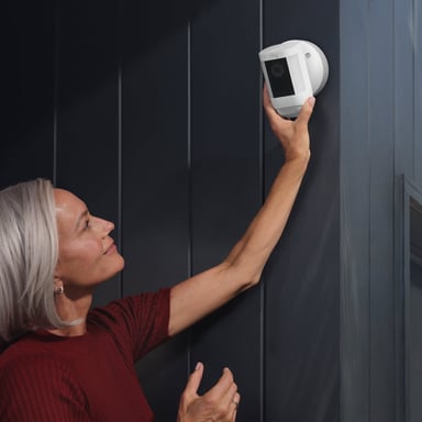 Ring Spotlight Cam Pro Wired Caja Cámara de seguridad IP Exterior 1920 x 1080 Pixeles Techo/pared