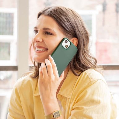 Accezz Coque Liquid Silicone avec MagSafe pour Apple iPhone 16 Pro - Cooper Green