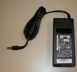 Adaptador de CA 90 W 3 patillas 19 V 4,74 A Negro Sin cable de alimentación
