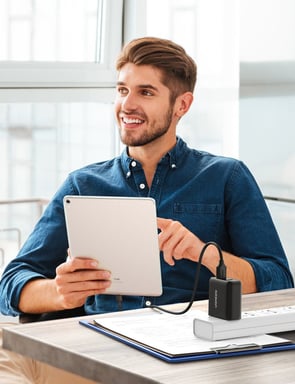 Ugreen 10216 cargador de dispositivos móviles Negro Interior