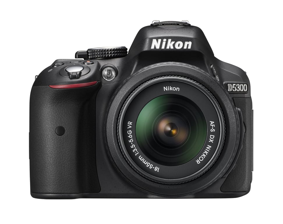 Nikon D5300 + AF-S DX NIKKOR 18-55mm Kit d'appareil-photo SLR 24,2 MP CMOS 6000 x 4000 pixels Noir - Très bon état