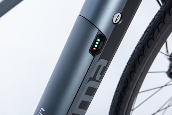 E-ROAD, Shimano Altus 8v, Frenos de disco Hidráulicos, Batería Ion Litio integrada y extraible de 36V 10Ah