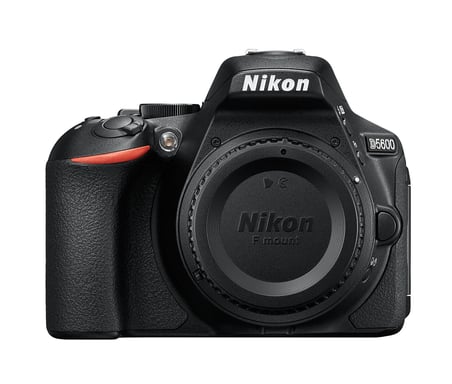Nikon D5600 + AF-P DX 18-55 mm VR + kit fotocamera reflex SD da 16 GB 24,2 MP CMOS 6000 x 4000 pixel Nero