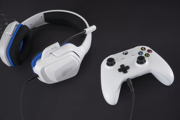 Le cuffie G-Lab Korp Cobalt con archetto cablato Play White