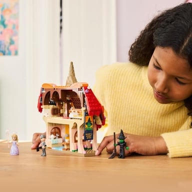 LEGO Wicked 75690 Glinda y Elphaba en la Tierra de los Munchkins - Juego de construcción para niños de 9 años
