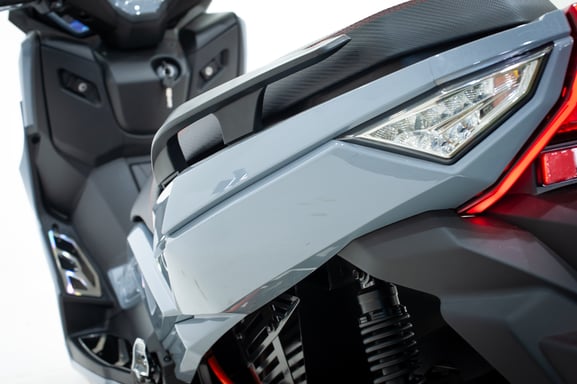 Leo90 - Scooter électrique 125cc - moteur 5100 W - 2 batteries 72V 50Ah, gris acier