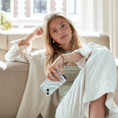 Selencia Coque arrière Vivid pour iPhone 13 - Colorful Zebra Sage Green