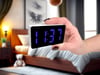 Despertador pequeño - Reloj digital - Adecuado como despertador infantil - Dormitorio - Atenuación automática - 3 alarmas - Azul - Pantalla blanca (HCG01B)
