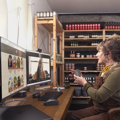 Poly Intrauriculares Voyager Free 60+ UC color Negro Carbono +Adaptador USB_C BT700 +Estuche de carga con pantalla táctil