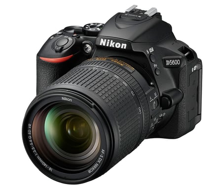 Nikon D5600 + AF-S DX 18-140mm G ED VR Juego de cámara SLR 24,2 MP CMOS 6000 x 4000 Pixeles Negro